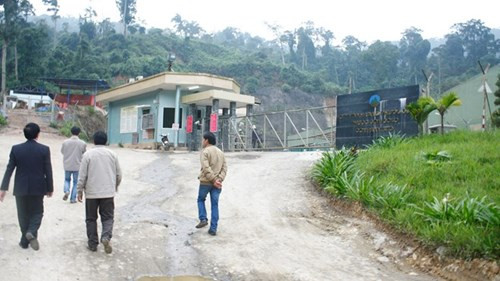 Tuy nhiên, nhà máy vàng Phước Sơn trong thời gian gần đây liên tục bị công nhân phong tỏa vì không giải quyết thỏa đáng các vấn đề về bảo hiểm xã hội. Nguyên nhân dẫn tới sự việc này chính là tình trạng nợ nần của nhà máy.