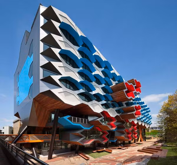 Viện khoa học phân tử La Trobe nổi bật với những ô cửa sổ hình lục giác sặc sỡ, bố trí xung quanh tòa nhà sáu tầng. Công trình này được công ty kiến trúc Lyons Architecture thiết kế, và nằm ở khu Bundoora Campus thuộc đại học La Trobe, Melbourne, Úc. Viện khoa học phân tử La Trobe nổi bật với những ô cửa sổ hình lục giác sặc sỡ, bố trí xung quanh tòa nhà sáu tầng. Công trình này được công ty kiến trúc Lyons Architecture thiết kế, và nằm ở khu Bundoora Campus thuộc đại học La Trobe, Melbourne, Úc.