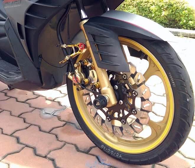 Chủ xe trang trí cho xế yêu của mình một số đồ chơi nhẹ nhàng như: dĩa trước Racing Boy, dây dầu Bikers và chụp cốt đồ chơi.