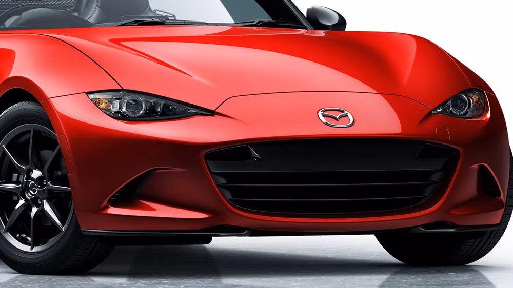 Mazda MX-5 2016 có những cách tân hoàn toàn mới cả về thiết kế lẫn động cơ so với những người tiền nhiệm. Đáng chú ý nhất, mẫu xe này sẽ có trọng lượng nhẹ hơn phiên bản đầu tiên tới 100 kg. Trọng tâm của xe cũng thấp nhất từ trước tới nay nhằm cải thiện độ ổn định của xe khi vận hành ở tốc độ cao.