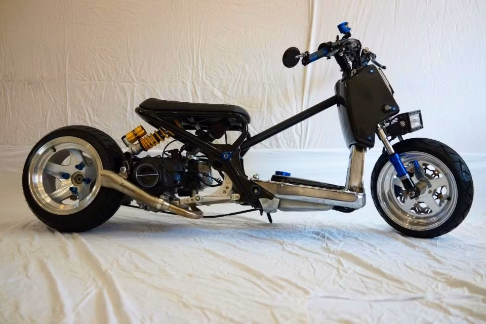 Dàn đèn pha được thiết kế lại, xe đi bao tay và bình dầu Rizoma, ghi đông hạ thấp cùng gù kính hàng hiệu.