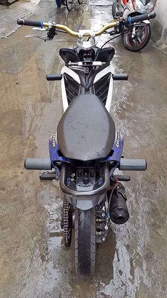 Xe được lắp thêm chống đổ trước sau bảo vệ xe khi té ngã. Đèn đuôi được thay thế bằng giá đỡ hình chữ U bằng kim loại, dùng để đặt chân lên khi bốc đầu.