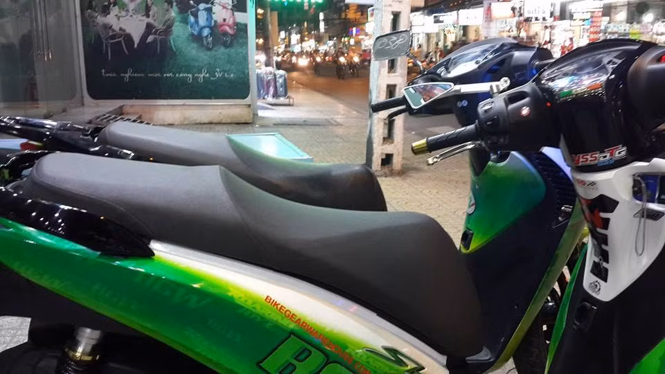 Xe được trang bị kính Rizoma và gù bao tay.