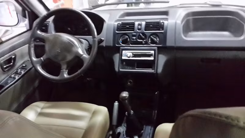 Jolie có nội thất rộng rãi, không cầu kỳ. Xe có 8 chỗ ngồi, khi cần thiết có thể gập hai hàng ghế phía sau để tạo ra không gian xếp hành lý rất lớn. Vô-lăng 4 chấu bọc da thiết kế nhìn khá bắt mắt.