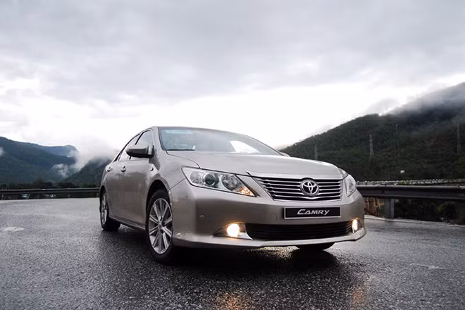 Đại diện thứ 4 của Toyota trong top 10 xe bán tốt nhất tháng 8 là Camry với doanh số 379 xe. Mẫu xe chưa có thay đổi gì lớn kể từ cuối năm 2012 tới nay. Dù vậy, sức hút của Camry vẫn rất lớn bất chấp các nỗ lực rượt đuổi của các đối thủ như Mazda6, Honda Accord hay Nissan Teana.