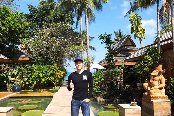 Villa Koh Samui được thiết kế trang nhã và hiện đại với hệ thống phòng đồng bộ, bao quanh là hồ nước và cây xanh.