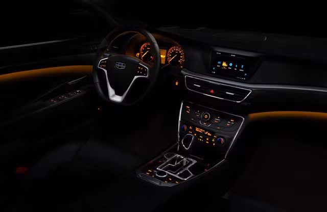 Bức ảnh cho thấy nội thất ốp gỗ tối màu và các đường thuê trên ghế gợi nhớ tới áo choàng truyền thống của Trung Quốc.