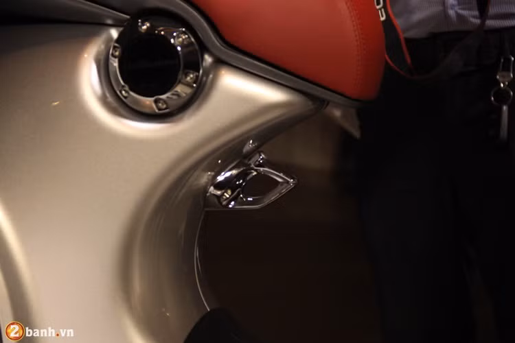 Xe được trang bị thêm móc treo đồ bên dưới yên.