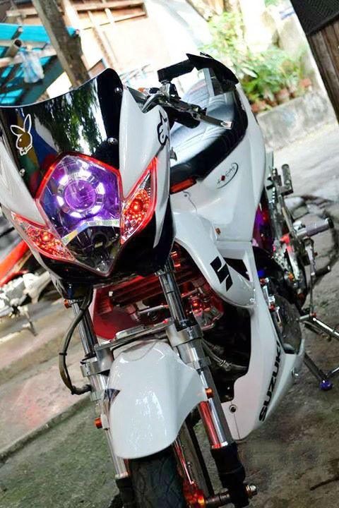 Xe cũng được trang bị khá nhiều đồ chơi như: vỏ phuộc Trusty, cùm phuộc và tay thắng Racing Boy, đầu đèn chế gương cầu ấn tượng với DE tím.