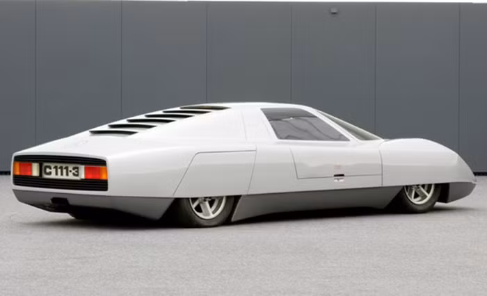 5. Chiếc Mercedes C111 dị dạng này được trang bị động cơ diesel 230 mã lực, đạt tốc độ tối đa 320km/h. Tuy nhiên đây là mẫu xe thất bại của Mercedes vì không rõ hãng định dùng nó để nhắm đến phân khúc nào.