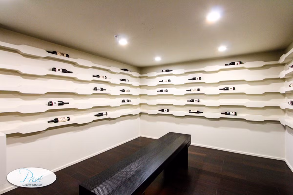 Hầm rượu vang có thiết kế ấn tượng.