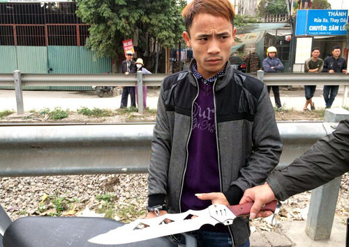 Hưng ôm đao dạo phố.