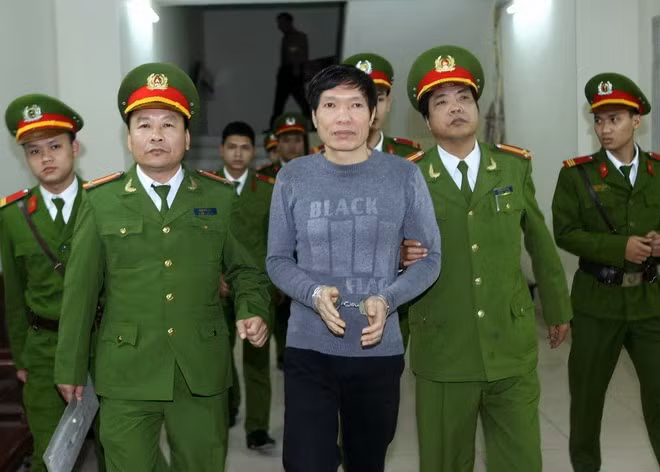 Chiếc áo Dương Tự Trọng mặc trong phiên tòa ngày 8/1/2014.