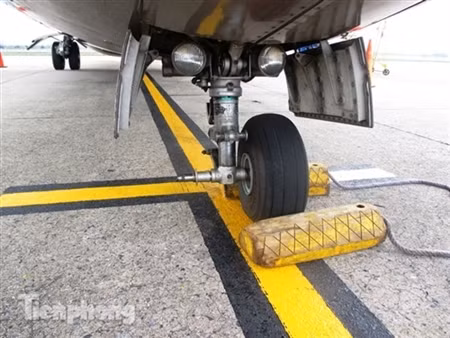 Một trong 2 chiếc lốp càng trước (bên trái) của máy bay ATR-72 bị rơi lúc nào không biết. Ảnh: Tiền phong.
