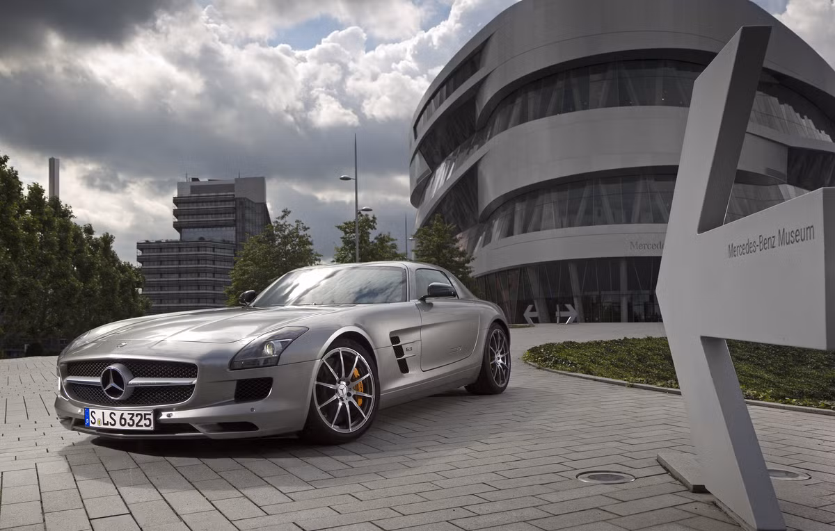 Mercedes-Benz SLS AMG 2012: Đây là mẫu xe hiệu suất cao vô cùng hấp dẫn, được xem là kể tiếp nối con đường của dòng xe 300 SL Gullwing nổi tiếng. Mercedes-Benz SLS AMG 2012 sử dụng khung gầm hoàn toàn bằng nhôm, giúp cho cân nặng của xe ở mức thấp nhất. Bên dưới nắp ca pô là động cơ V8 mạnh mẽ do AMG chế tạo.