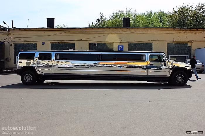 Cabin tài xế của H2 khá chật bởi có vách ngăn với khoang sau. Các trang bị và bảng táp-lô cũng đơn giản đúng như một chiếc SUV kiểu Mỹ thông thường.