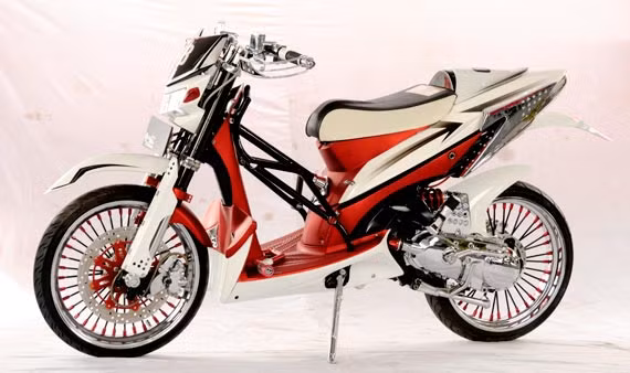 Click đi bánh căm 36 cây phong cách giống cào cào.