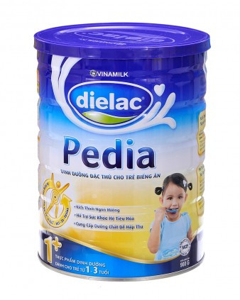 Bộ trưởng Đinh Tiến Dũng cũng cho biết, việc chúng ta áp trần giá sữa hoàn toàn không vi phạm cam kết quốc tế mà Việt Nam đã thỏa thuận. Trong ảnh là Dielac Pedia 1+ HT loại 900 g có giá trần 278.000 đồng/hộp.