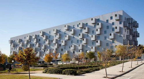 Công trình nhà ở xã hội tại Madrid do hãng Coco Arquitectos thiết kế với những tính năng đặc biệt. Mỗi căn hộ đều có một mặt đối diện với thành phố, tầm nhìn ra cảnh quan thiên nhiên, vườn cây xanh mát.