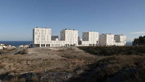 Nhà ở xã hội tại Ceuta do hãng IND thiết kế nhấn mạnh vào sự hài hòa với các hình dáng của các khu định cư khác của thành phố. Dù mỗi căn hộ có diện tích không lớn nhưng công trình có lợi thế là dễ tiếp cận các cơ sở hạ tầng của khu vực như bãi đậu xe, công trình, vườn cây, phong cảnh xung quanh.