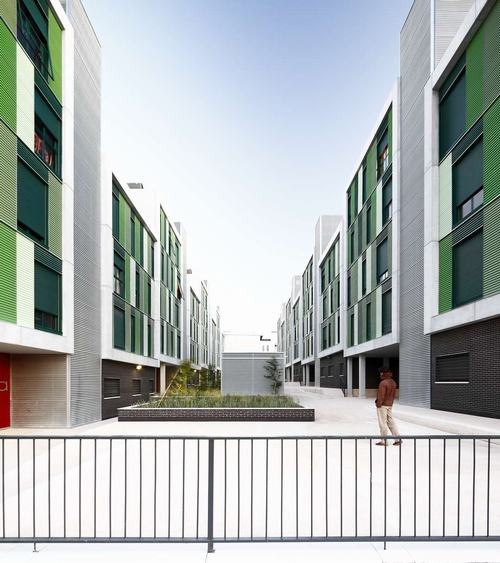 Mặc dù vật liệu của công trình chủ yếu là bê tông nhưng mặt tiền lại được trang trí màu xanh tươi tắn trong khối hình hộp, tạo cảm giác mềm mại trong không gian đô thị, đến nỗi nhiều người còn lầm tưởng đây là công trình dành cho người có thu nhập cao.