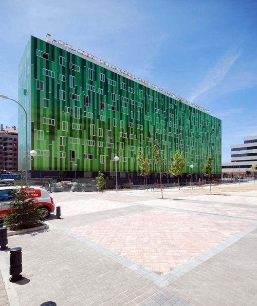 Công trình nhà ở xã hội ở Madrid do hãng Somos Arquitectos thiết kế với màu chủ đạo là màu xanh ngọc nằm ở vùng ngoại ô Madrid. Đây là công trình thiết kế cực kỳ đẹp mắt.