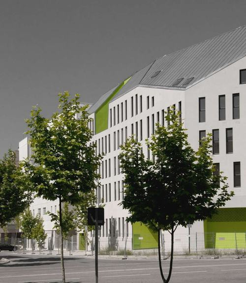 Nằm trong một khu phố có rất nhiều chuỗi nhà chung cư tại Madrid, công trình nhà ở xã hội do hãng Iñaqui Carnicero thiết kế này nổi bật và tôn vinh thêm môi trường xung quanh bởi thiết kế ngoại thất bắt mắt với điểm nhấn màu xanh dịu nhẹ, cấu trúc mái hình vát.