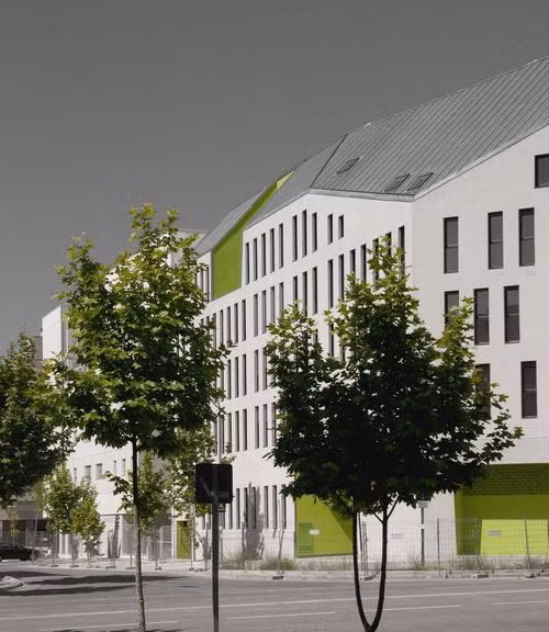 Nằm trong một khu phố có rất nhiều chuỗi nhà chung cư tại Madrid, công trình nhà ở xã hội do hãng Iñaqui Carnicero thiết kế này nổi bật và tôn vinh thêm môi trường xung quanh bởi thiết kế ngoại thất bắt mắt với điểm nhấn màu xanh dịu nhẹ, cấu trúc mái hình vát.