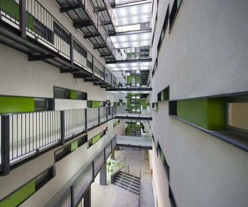 Những khối hình được xếp chồng lên nhau một cách thanh thoát, mảnh dẻ, đan xét màu xanh lục là khung cửa màu trắng tạo cảm giác mát mẻ, yên bình.