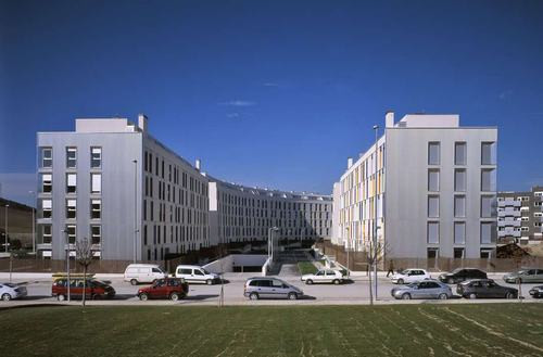 Công trình nhà ở tại Pamplona do hãng Alfonso Alzugaray Arquitecto thiết kế với ứng dụng nguyên tắc thông minh: đó là nâng tính thẩm mỹ lên tầm nghệ thuật cho nhà ở xã hội. Công trình này có thiết kế bề mặt ngoại thất hình cong với những vật liệu nhôm kim loại chất lượng cao. Màu sắc tô điểm tỉ mỉ ở mỗi cửa sổ mang lại cảm giác sinh động cho công trình.