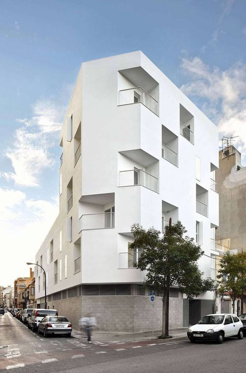 Nhà ở xã hội tại Palma do hãng Estudio de Arquitectura thiết kế là công trình có kiến trúc sang trọng. Những khối hình được xếp chồng lên nhau một cách có chủ ý với màu trắng chủ đạo tạo cảm giác nhẹ nhàng, thư thái. Theo ý kiến của các chuyên gia, đây là công trình tiêu biểu trong thiết kế sáng tạo về nhà ở xã hội, tạo nên trào lưu tốt cho các dự án nhà ở xã hội sau này.