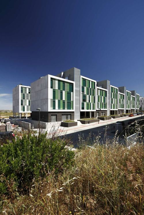 Nhà ở xã hội do nhóm kiến trúc BAT - Bilbao thiết kế với 120 căn hộ nằm phân tán trên 16 khối độc lập, đáp ứng nhu cầu của người sử dụng.