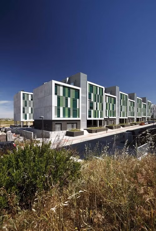 Nhà ở xã hội do nhóm kiến trúc BAT - Bilbao thiết kế với 120 căn hộ nằm phân tán trên 16 khối độc lập, đáp ứng nhu cầu của người sử dụng.