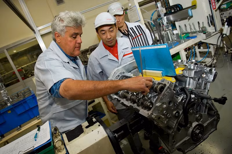 Sau đó, họ đồng thời phải tự mình kiểm tra từng chi tiết máy một cách kĩ lưỡng và khắt khe nhất...