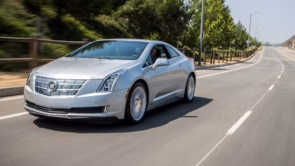 Cadillac ELR: Cadillac trang bị cho ELR hệ thống động cơ lai bao gồm một bộ pin lithium-ion 16,5 kWh, một động cơ xăng hút khí tự nhiên I4 1,4 lít có chức năng như một máy phát điện và hai động cơ điện cho tổng công suất 207 mã lực và mô-men xoắn 400 Nm.