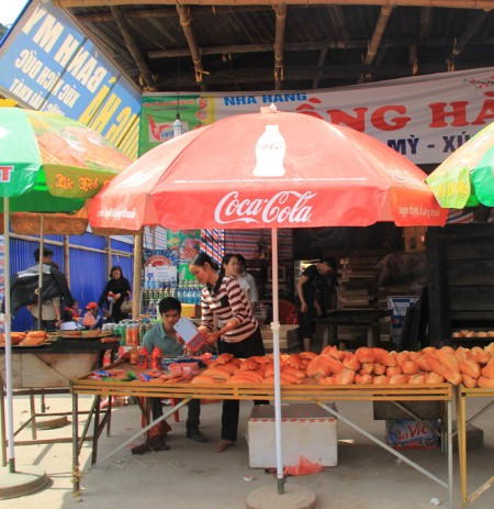 Một lò bánh mỳ được dựng tạm để sản xuất trong mùa hội cũng “chém” với giá “cắt cổ”. Bánh mỳ thường có giá 10.000 đồng/chiếc. Nếu có kèm xúc xích thì giá vượt lên hẳn với 30.000 đồng/chiếc.