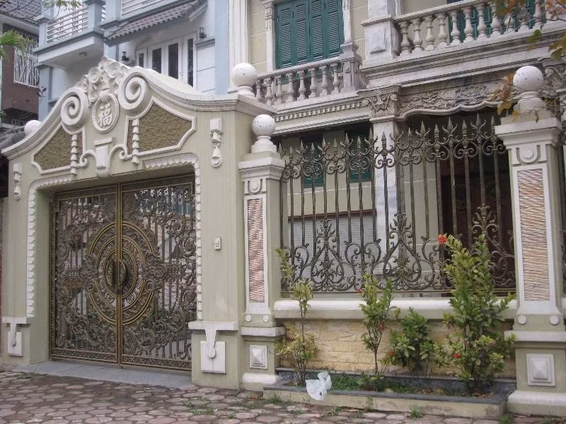 Chiếc cổng chứng tỏ chủ nhà khá mê phong thủy.