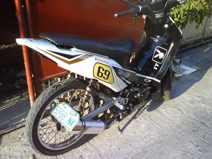 Yên xe cao vút, nhọn hoắt lộ rõ vẻ sexy, nhưng cây pô đi cùng không rõ hiệu gì.