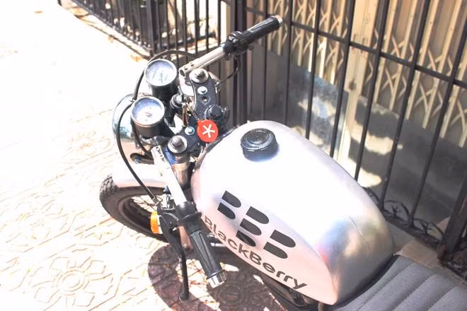 Thương hiệu BlackBerry được gắn trên hầu hết thân xe, ở những điểm nổi bật như: bình xăng, đầu xe, dọc thân.