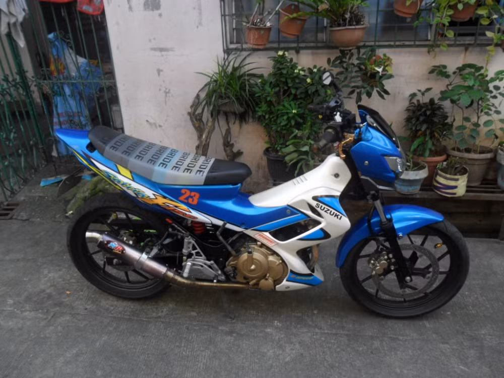 Thêm một chiếc Raider được tháo bỏ cản sau, đậm chất thể thao hơn. Chiếc xe được đánh số thứ tự 23 - số mà chủ nhân rất ưa thích.