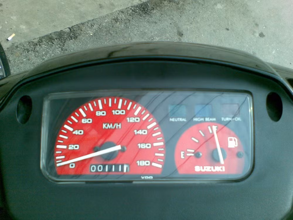 Có một sự trùng hợp giữa đồng hồ đo cây số với biển số tứ quý 1 của xe. Ảnh: Facebook.