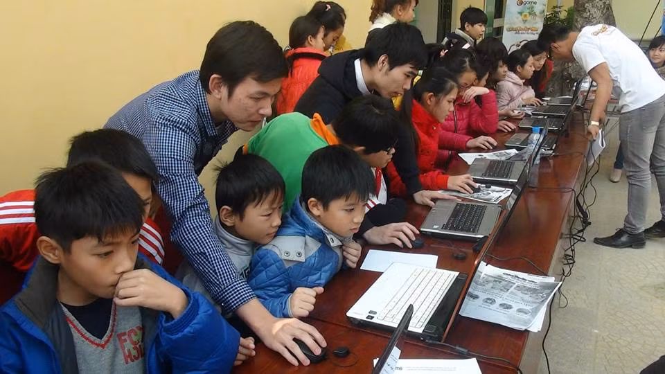 Các em nhỏ hào hứng chơi game Chinh phục vũ môn. Ảnh: EGAME.