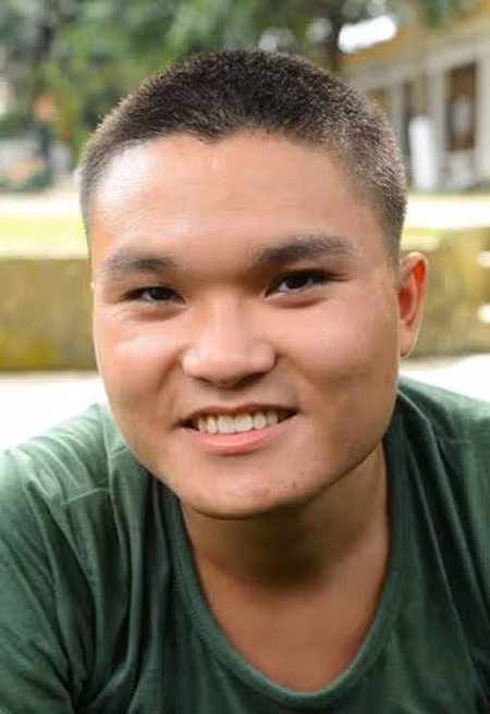 Tân binh Vương Hoàng Giang, quê ở Bến Tắm, Chí Linh, Hải Dương vừa cắt tóc 3 phân xong, nhìn rất khỏe và đẹp. 