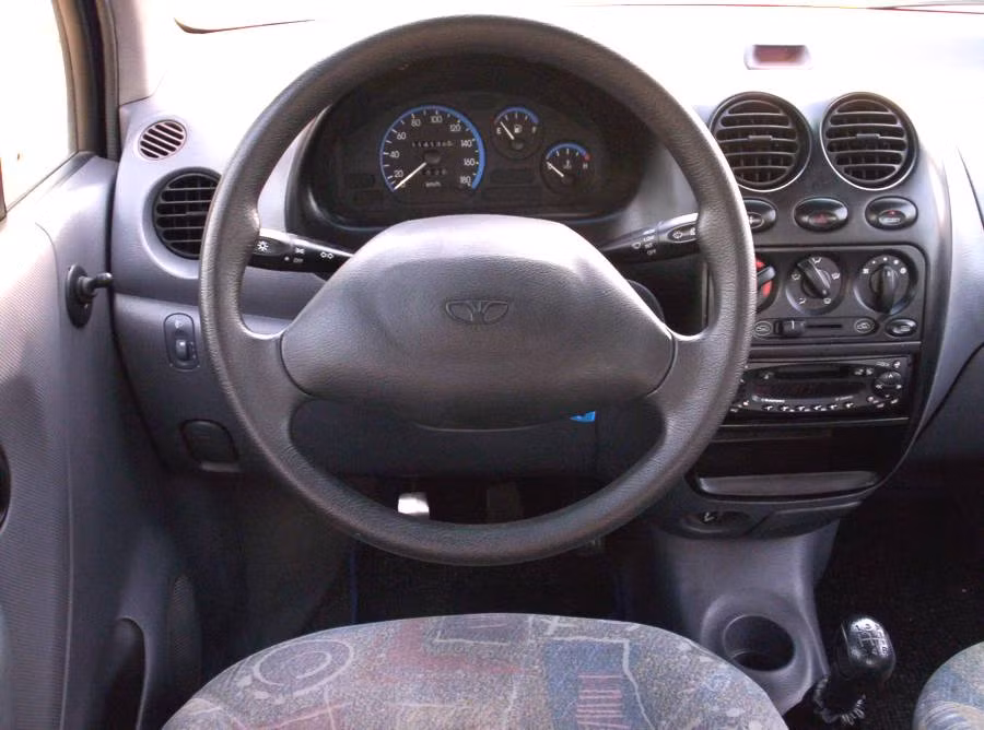 Matiz dùng động cơ xăng 3 xi-lanh dung tích 0,8L cùng hộp số sàn 5 tốc độ. Xe tiêu thụ nhiên liệu 5,5L đường trường và 7,5L/100km đường phố.