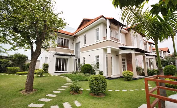 Tại Thuận An (Bình Dương), dự án biệt thự The Oasis mang phong cách châu Âu được chào bán với giá 1,8 tỷ đồng (tương đương 18 triệu/m2).