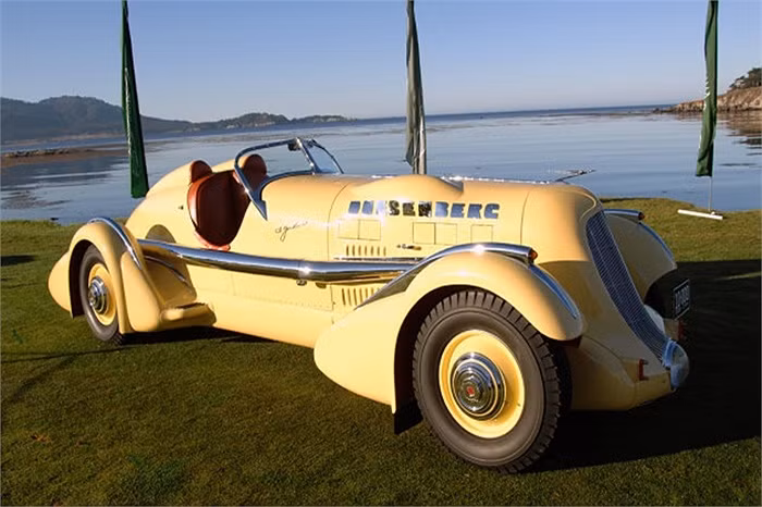 9. 1935 Duesenberg SJ Speedster 1935 – 4.455.000 USD. Vào năm 1935, mẫu xe này ghi điểm mạnh nhờ khả năng duy trì tốc độ 248 km/giờ trong vòng một giờ chạy liên tục, là tốc độ kinh khủng thời đó.