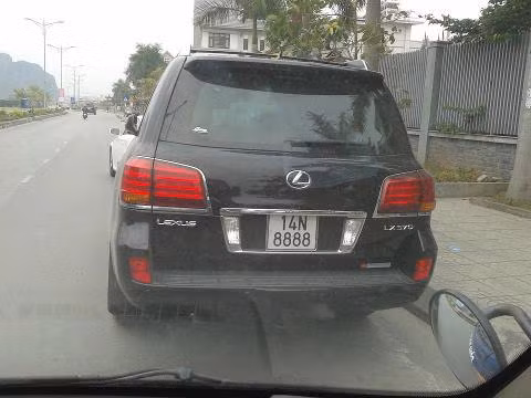 Thêm một siêu xe Lexus LX 570 đeo biển tứ quý 8. Biển này tượng trưng cho sự thịnh vượng, sức khỏe và may mắn.