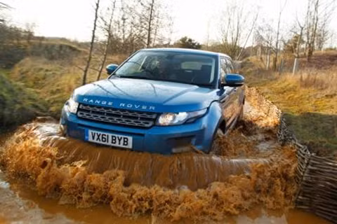 Range Rover Evoque: Điểm nhấn của phiên bản Evoque nằm ở nội thất khá rộng rãi. Thiết kế năm cửa có khoang chứa đồ dung tích 575 lít, có thể nới rộng ra tới 1445 lít khi gập gọn hàng ghế sau. Thiết kế ba cửa cũng tương tự như vậy với dung tích tương ứng là 550 lít và 1350 lít. Đặc trưng của dòng SUV này chính là khả năng vận hành linh hoạt trên mọi địa hình.