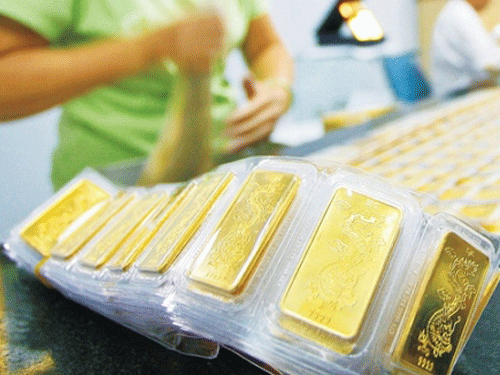 Không được mang theo vàng miếng, vàng nguyên liệu khi xuất, nhập cảnh: Ngân hàng Nhà nước vừa ban hành Thông tư 11/2014/TT-NHNN quy định việc mang vàng của cá nhân khi nhập cảnh, xuất cảnh. Theo đó, cá nhân Việt Nam và nước ngoài xuất cảnh, nhập cảnh bằng hộ chiếu không được phép mang theo vàng miếng, vàng nguyên liệu.