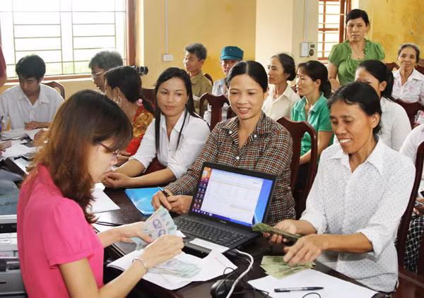 Nâng mức cho vay tối đa đối với hộ nghèo: Chủ tịch HĐQT Ngân hàng Chính sách Xã hội ban hành Quyết định số 34/QĐ-HĐQT về nâng mức cho vay tối đa đối với hộ nghèo. Kể từ ngày 1/5/2014, hộ nghèo trong cả nước được vay tối đa 50 triệu đồng để sản xuất, kinh doanh.